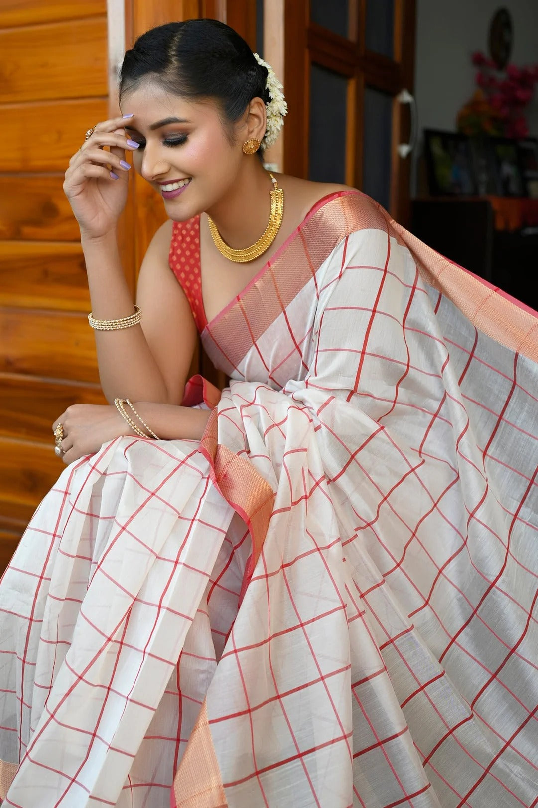 Festival Wear White And Red Color Maheshwari Saree With Golden Zari Pallu